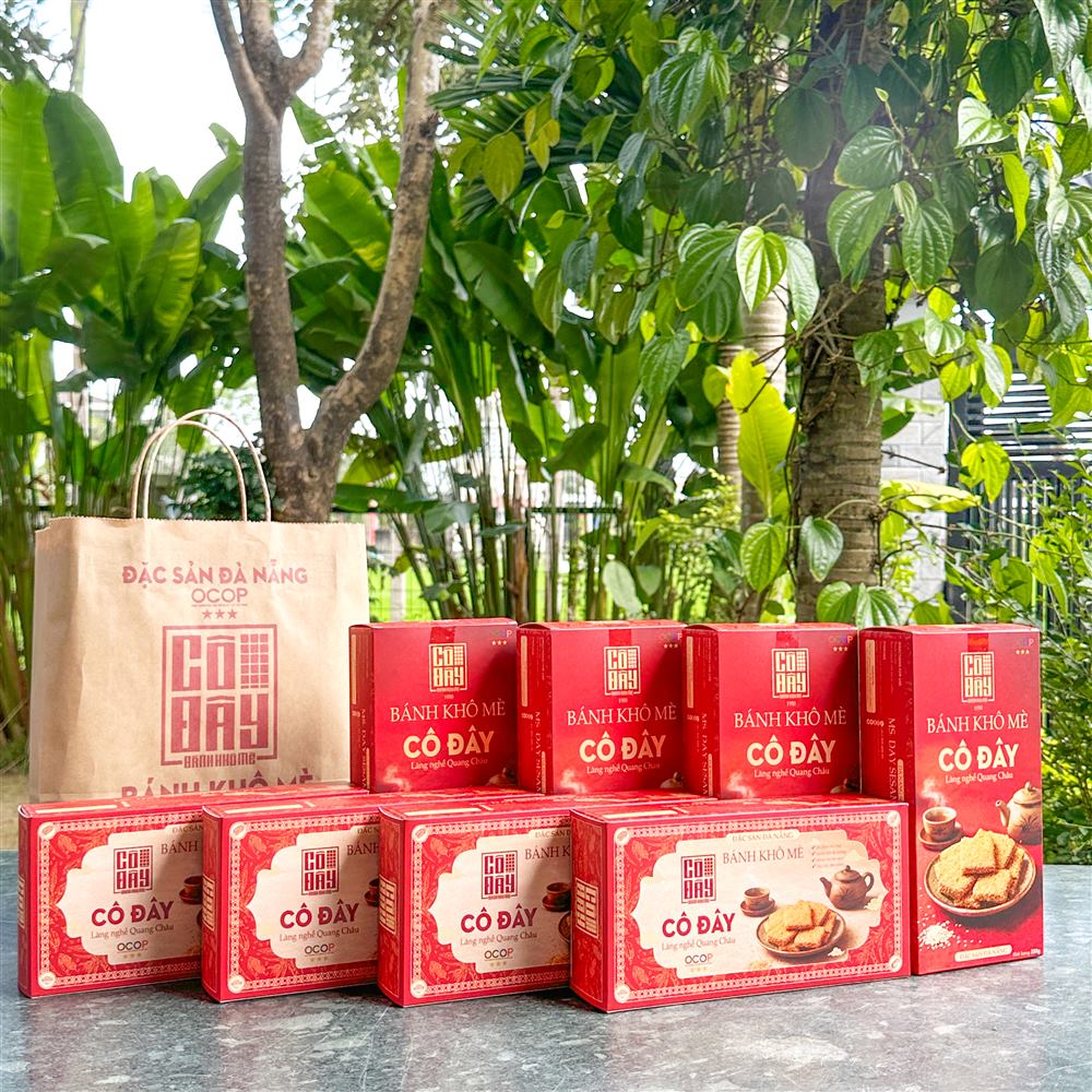 Nhiều hộp bánh khô mè và túi giấy Cô Đây ngoài vườn