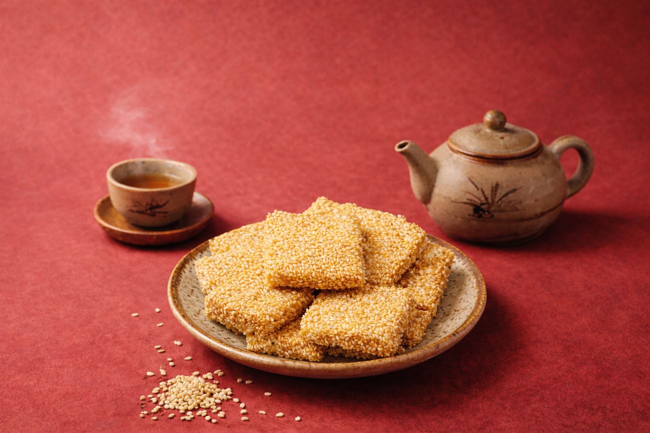 Đĩa bánh khô mè và ấm trà gốm